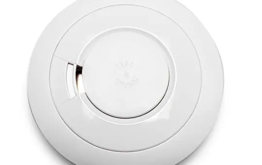 EI ELECTRONICS Ei650iC Détecteur de fumée avec batterie au lithium AudioLINK, connectable en réseau via des connexions filaires et sans fil (en option).