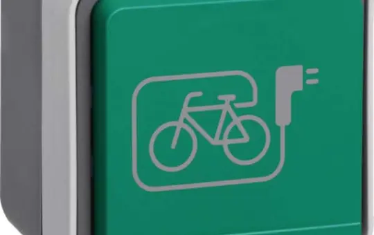 HAGER WNC109 prise de surface internationale IP55 W.1 Vélo électrique simple, FR/BE, couvercle à charnière vert | noir